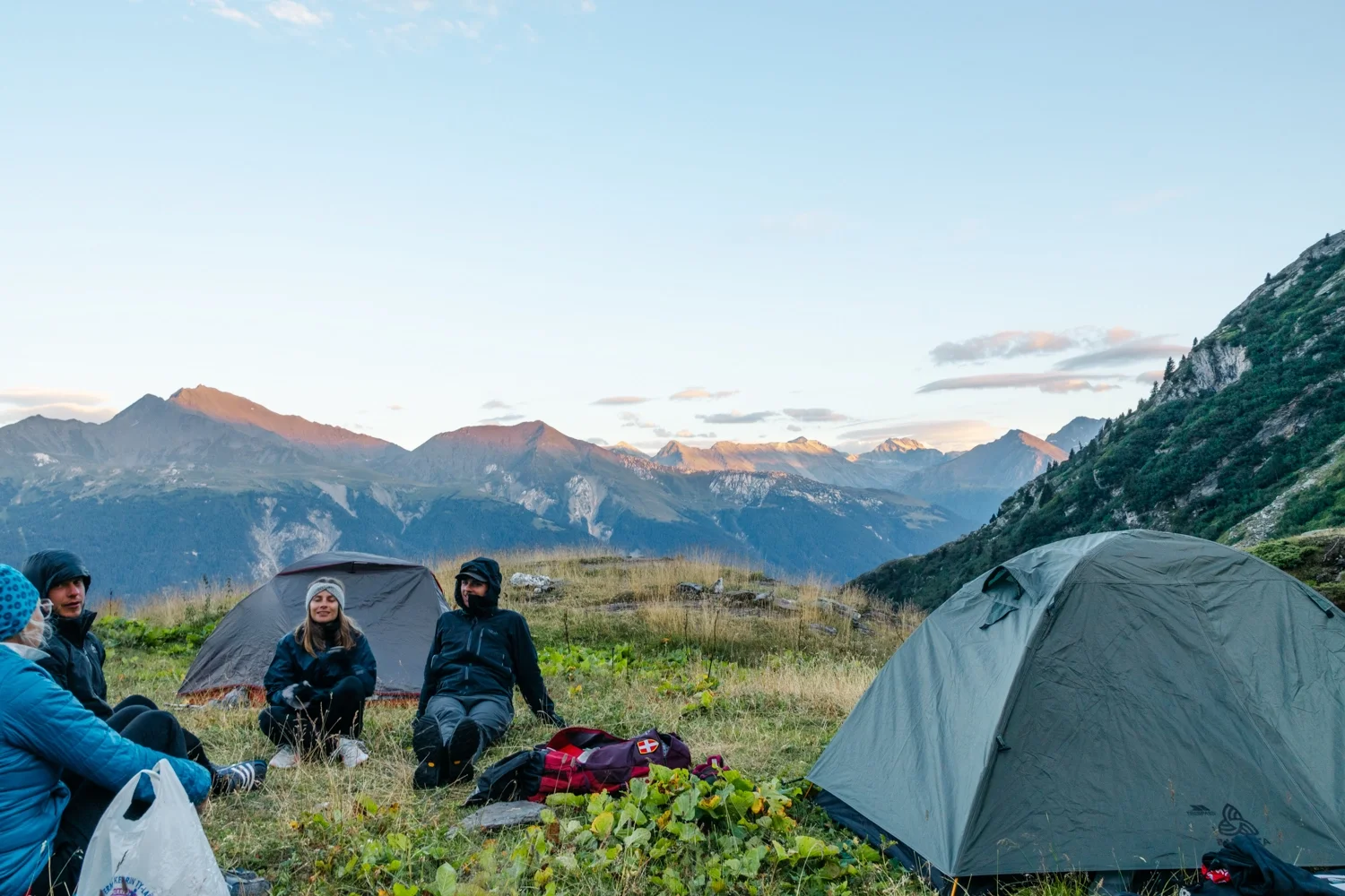 campement de bivouac avec randonneurs