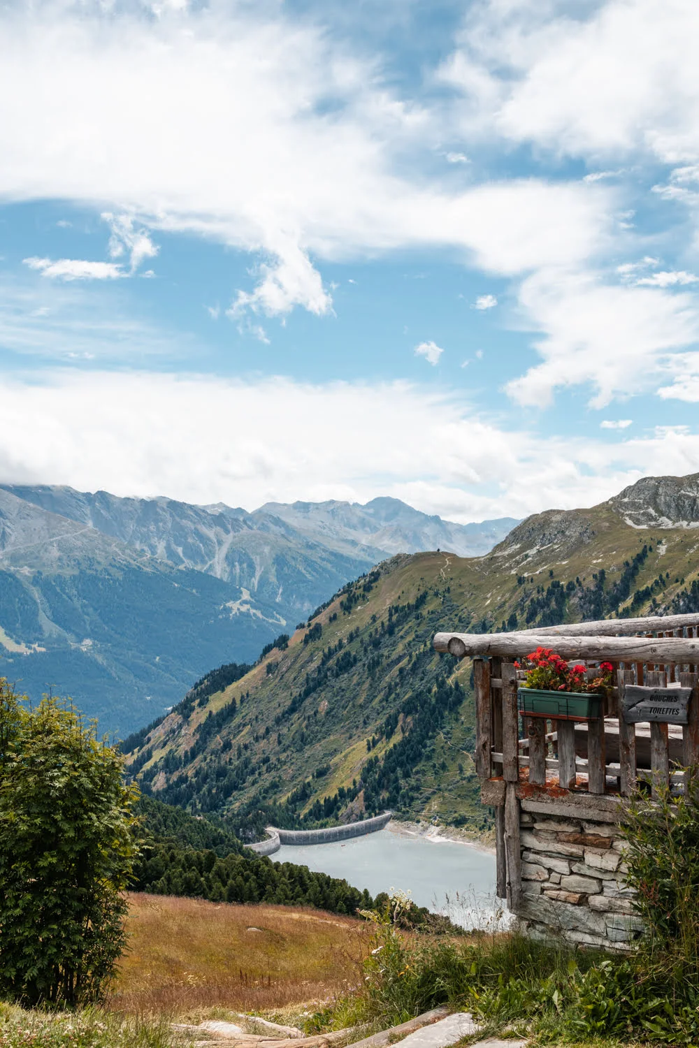 vue chalet et lac en montagne