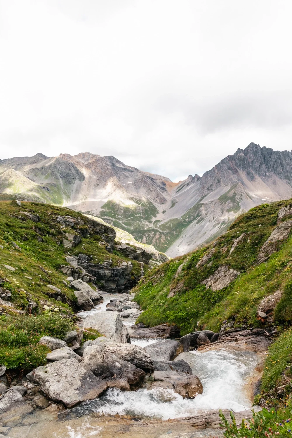 ruisseau avec montagne