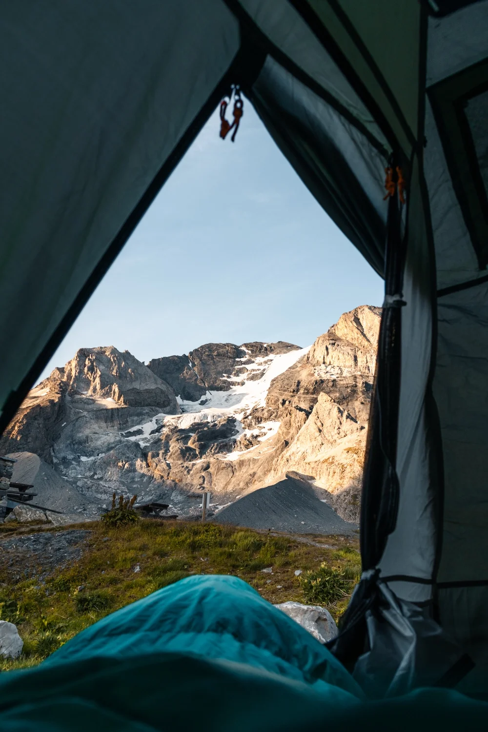 vue sur la montagne depuis tente