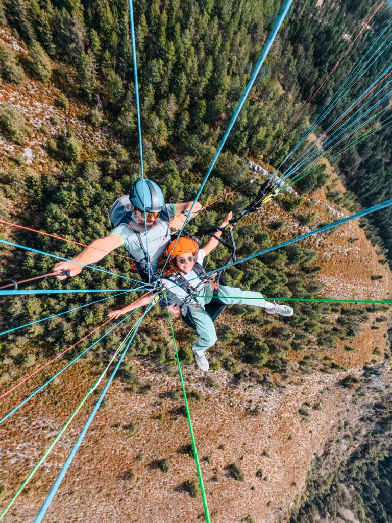 parapente en biplace qui s'amuse vu du haut