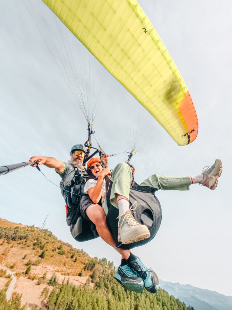 parapente en biplace qui s'amuse