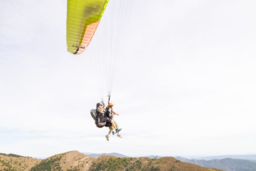 parapentiste au dessus des montagnes