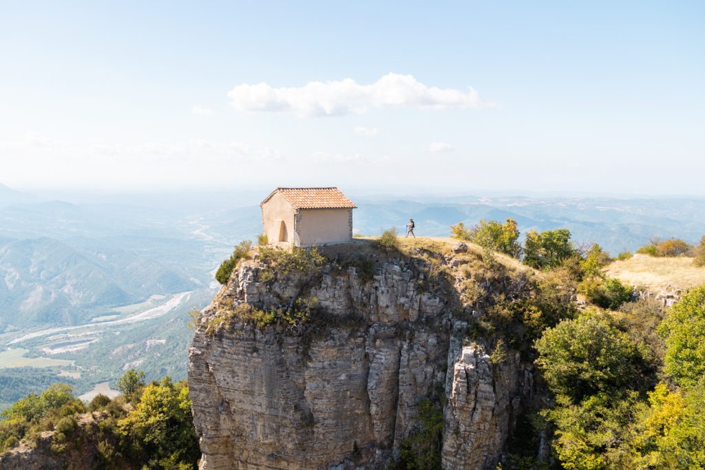 chapelle en haut d'une falaise