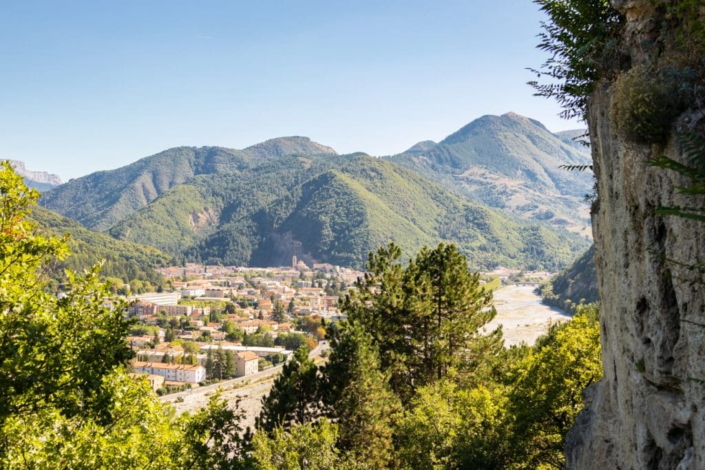 ville de digne avec paysage de montagne
