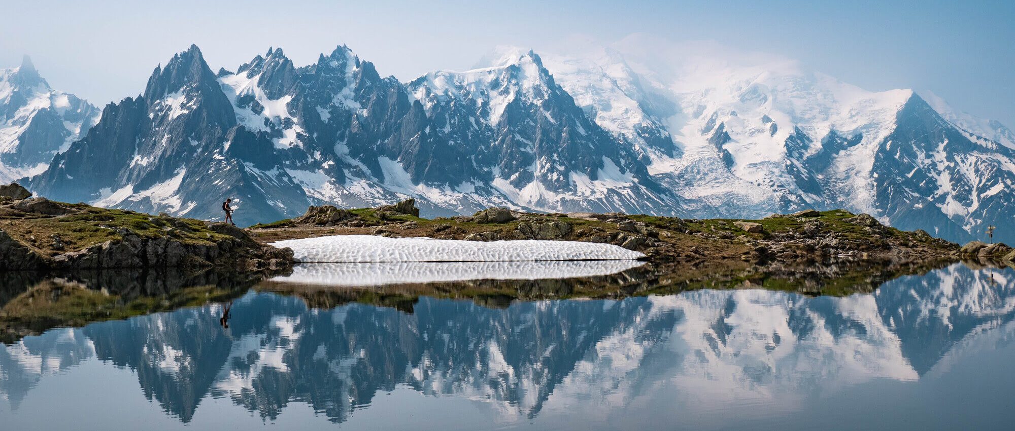 vue du mont blanc se reflétant dans les lacs des cheserys